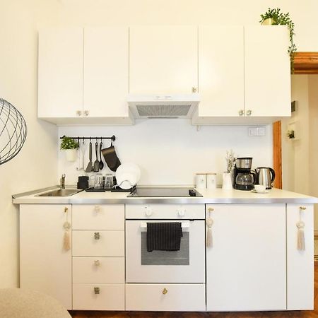 Vintage Elegance, Modern Comfort: 1Br Apartment Overlooking Calea Victoriei Bukarest Kültér fotó