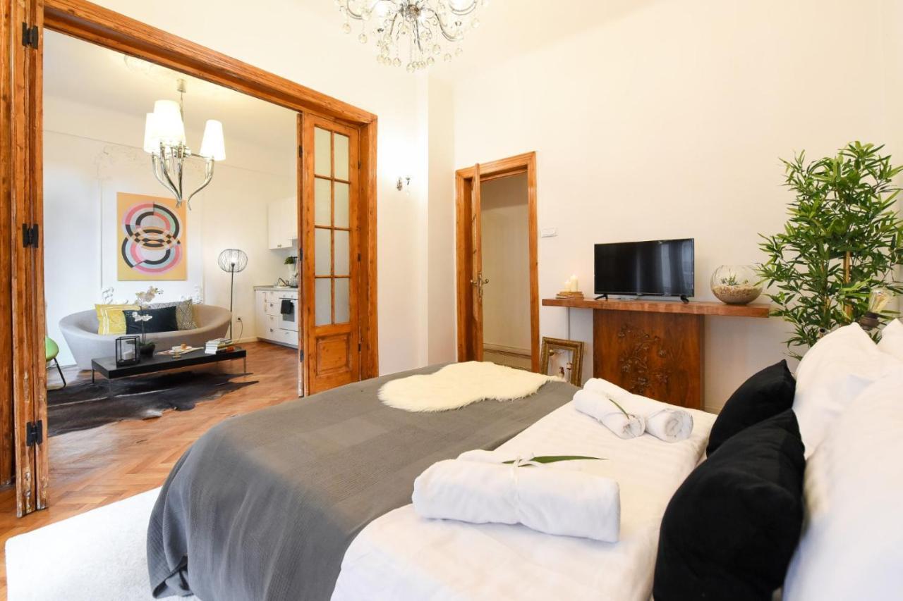 Vintage Elegance, Modern Comfort: 1Br Apartment Overlooking Calea Victoriei Bukarest Kültér fotó