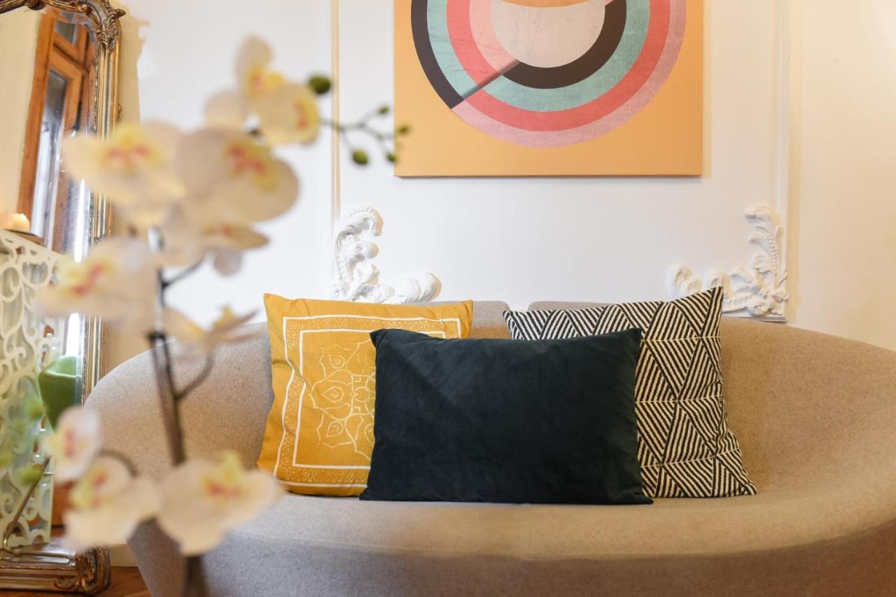 Vintage Elegance, Modern Comfort: 1Br Apartment Overlooking Calea Victoriei Bukarest Kültér fotó