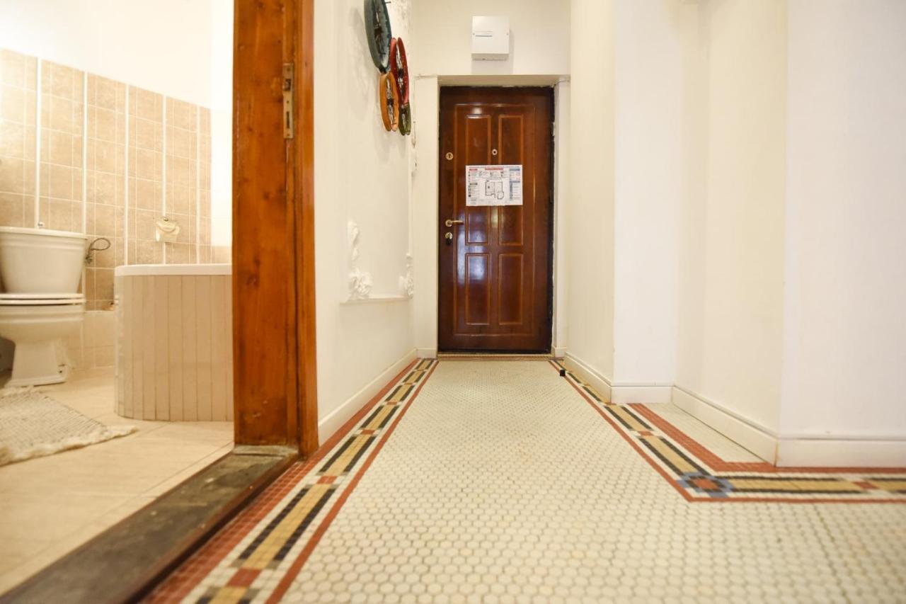 Vintage Elegance, Modern Comfort: 1Br Apartment Overlooking Calea Victoriei Bukarest Kültér fotó