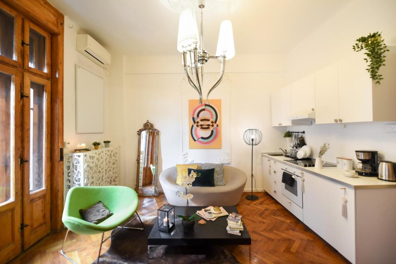 Vintage Elegance, Modern Comfort: 1Br Apartment Overlooking Calea Victoriei Bukarest Kültér fotó