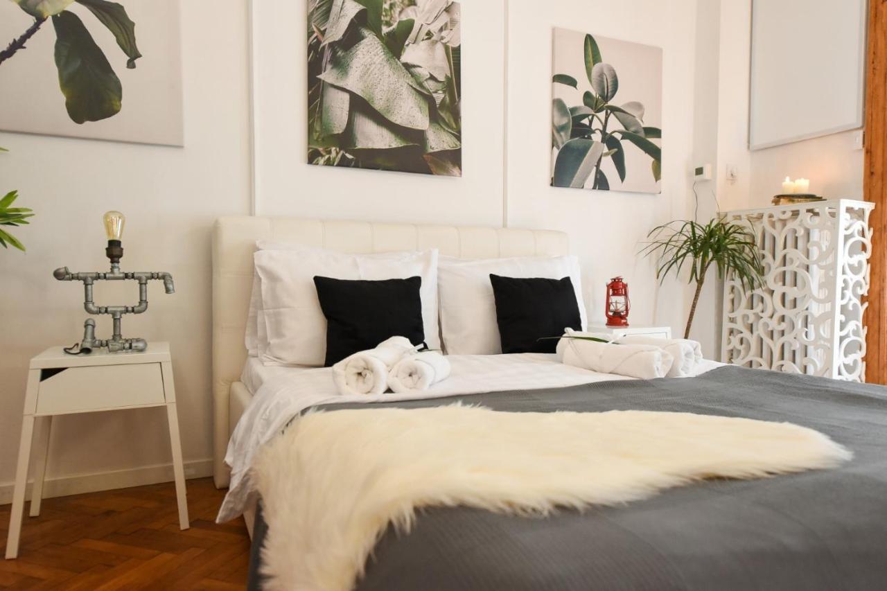 Vintage Elegance, Modern Comfort: 1Br Apartment Overlooking Calea Victoriei Bukarest Kültér fotó