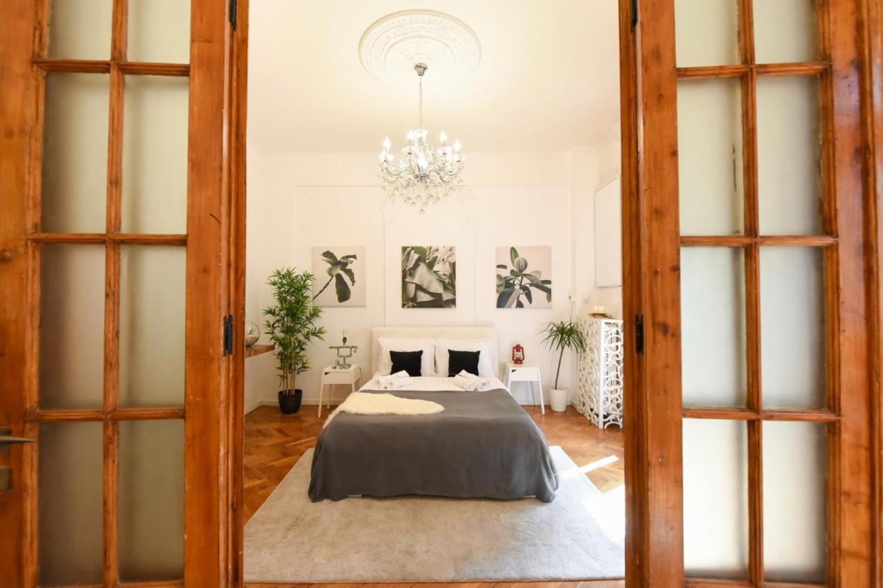 Vintage Elegance, Modern Comfort: 1Br Apartment Overlooking Calea Victoriei Bukarest Kültér fotó