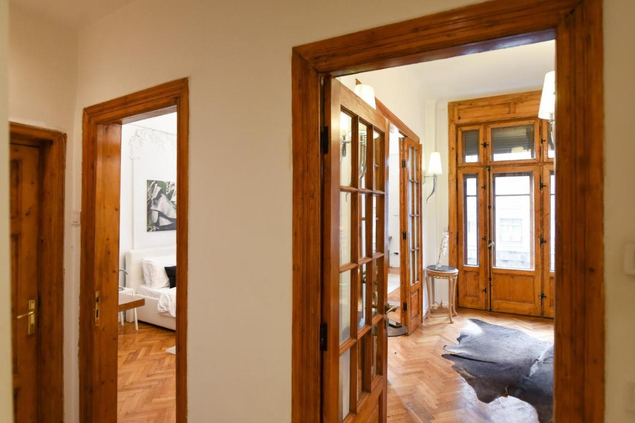 Vintage Elegance, Modern Comfort: 1Br Apartment Overlooking Calea Victoriei Bukarest Kültér fotó