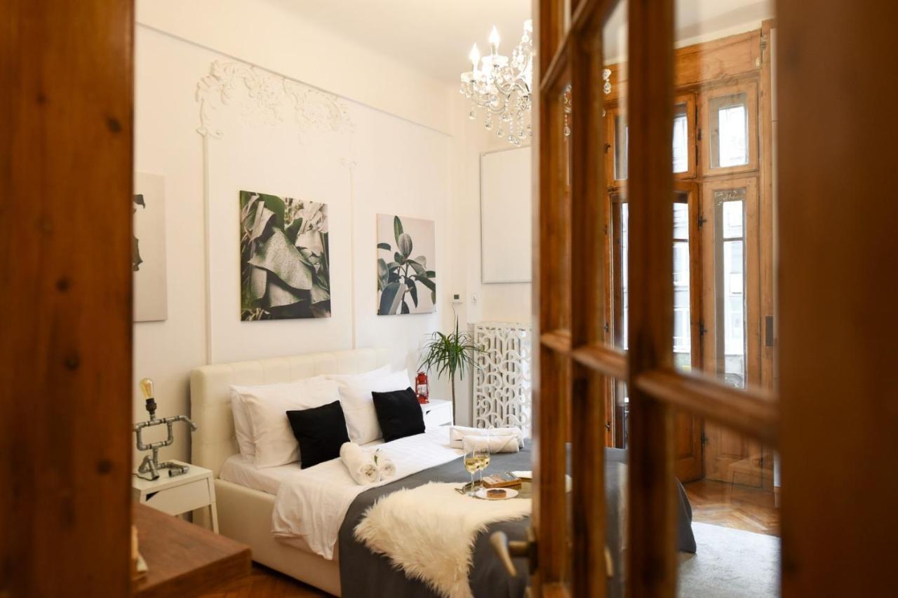 Vintage Elegance, Modern Comfort: 1Br Apartment Overlooking Calea Victoriei Bukarest Kültér fotó