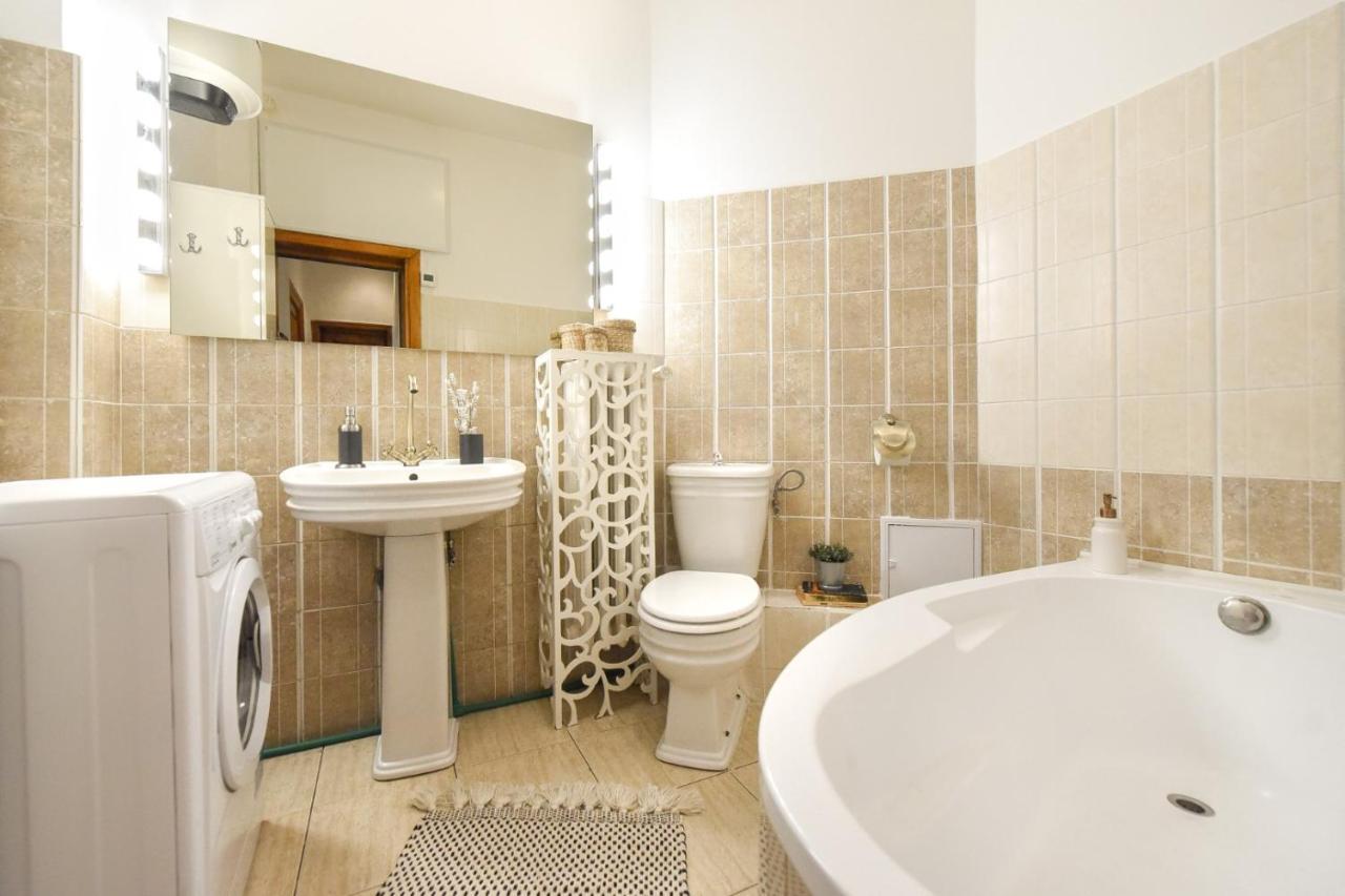 Vintage Elegance, Modern Comfort: 1Br Apartment Overlooking Calea Victoriei Bukarest Kültér fotó