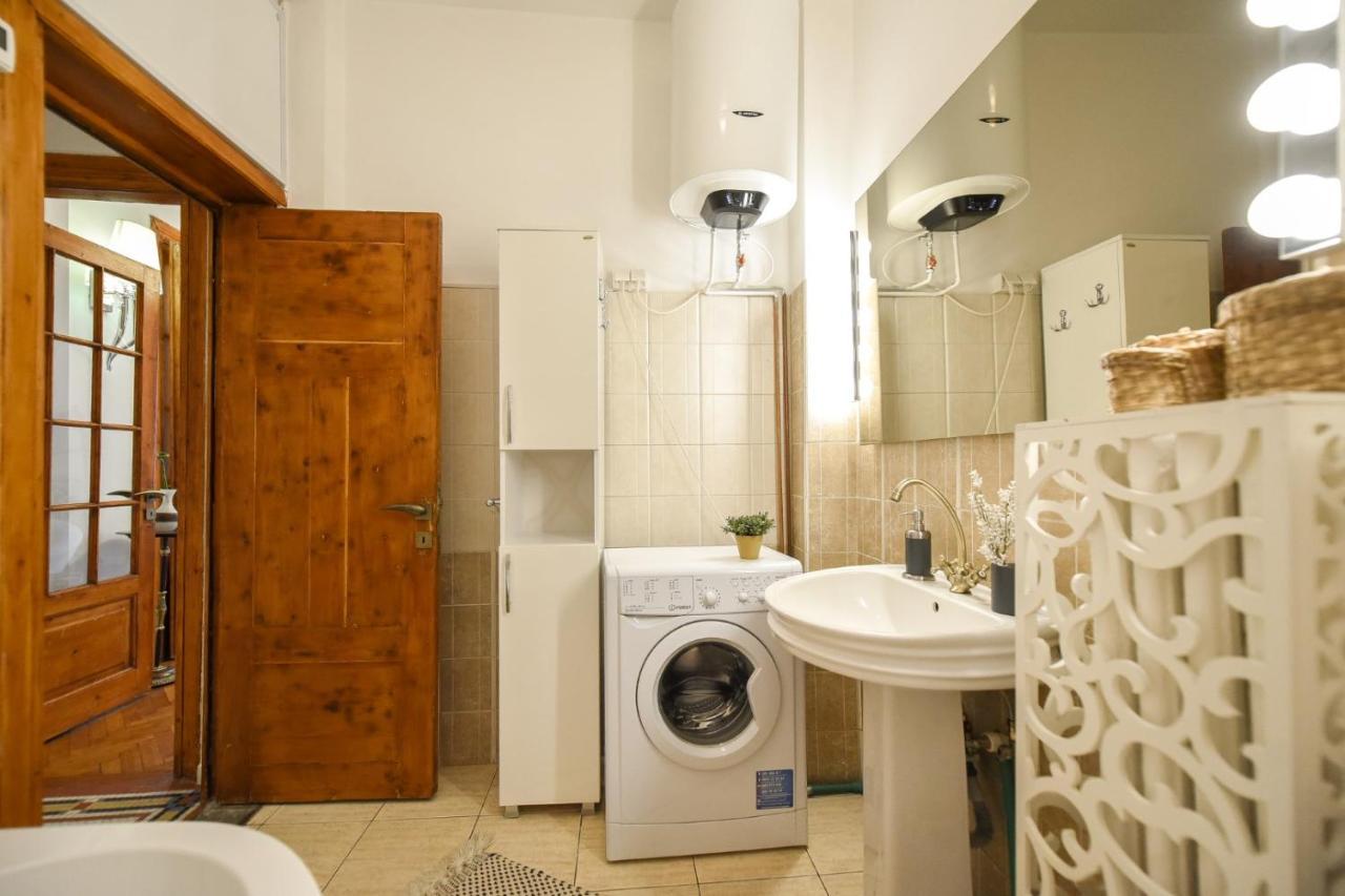 Vintage Elegance, Modern Comfort: 1Br Apartment Overlooking Calea Victoriei Bukarest Kültér fotó